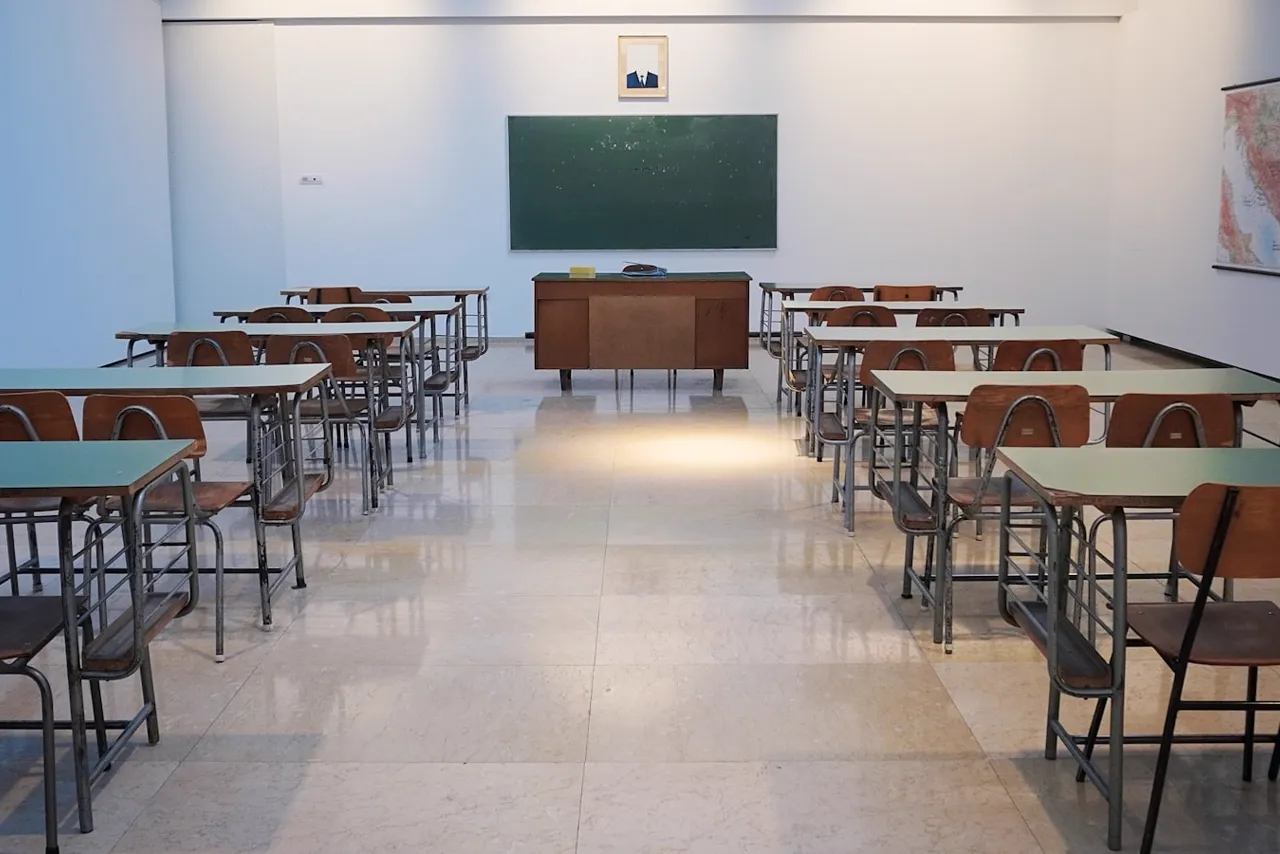 Aula de clases lista para recibir estudiantes