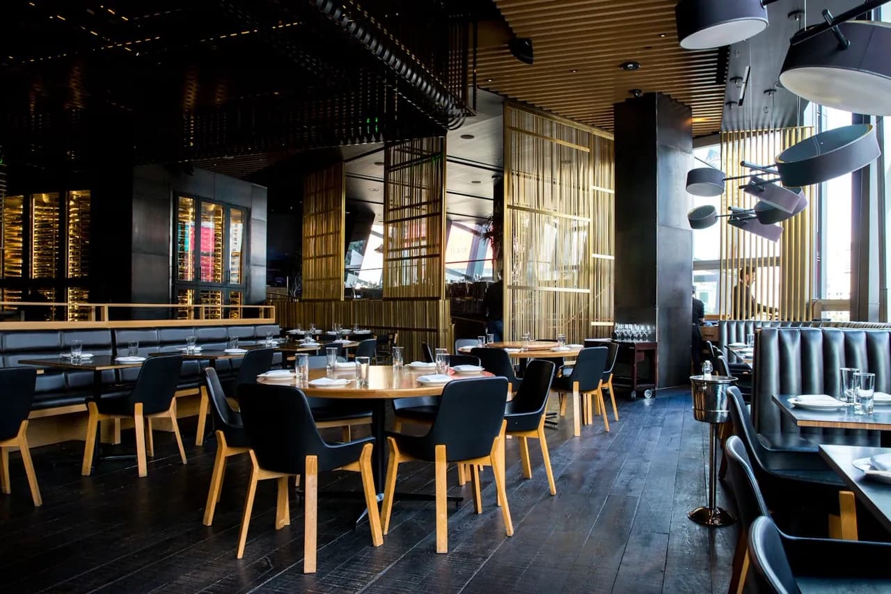 Salón de un restaurante listo para recibir clientes