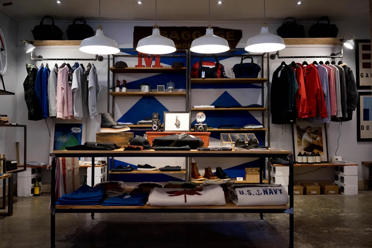 Tienda de ropa con productos exhibidos en estanterías