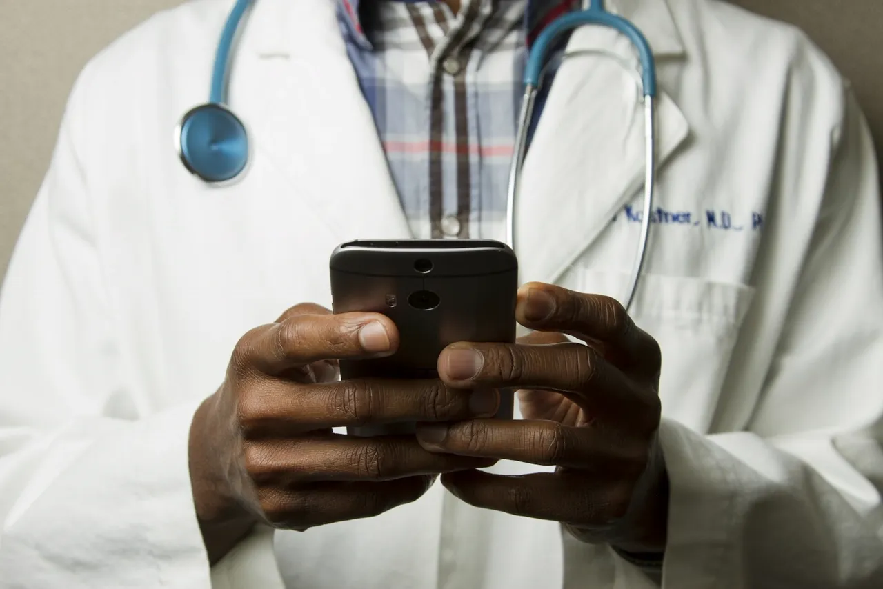 Profesional de la salud consultando su teléfono